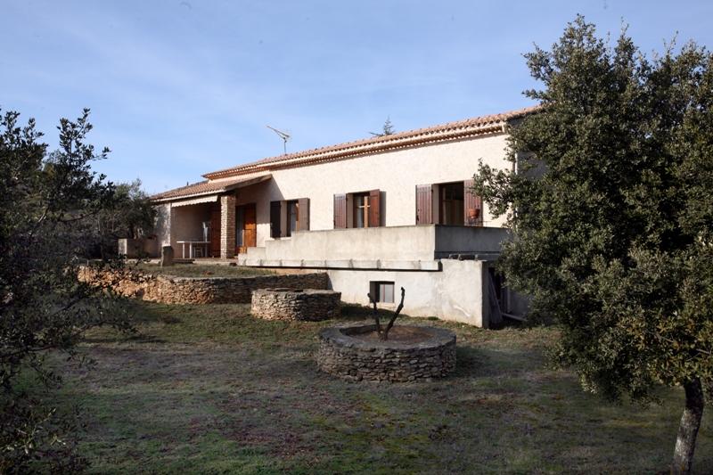 Maison en bordure de village du Luberon, de plain pied sur 2363 m²